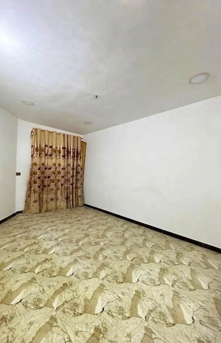 دار للبيع 🏡
المساحة: 120 متر مربع (طابقين - سند 25 زراعي)

الواجهة: 7.5 م | النزال: 16 م

 المحتويات:

 الطابق الأرضي: كراج سيارة مع صحيات خارجية. واستقبال واسع ، غرفة نوم، مطبخ واسع، حمام وصحيات،

 الطابق الثاني: غرفتين نوم، حولي، حمام وصحيات، وبلكونات أمامية وخلفية.

 العنوان: كميرة - شارع المركز - فرع أسواق الواثق.
السعر 145 وبي مجال

📞 للاتصال والاستفسار:

 واتساب: ⁠***********⁠

 رصيد: ⁠***********
