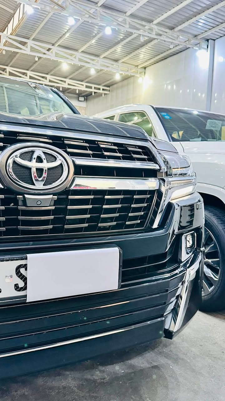 تويوتا لاندكروزر  2021 GXR (Grand Touring – SAS)
 (باب أول – شركة SAS) 
السيارة على وضعها البلدي (أصلية بالكامل)
بدون صبغ، بدون بارد، بدون تبديل، بدون رمل
دعاميات ولحيات بشرط وكالة مغلفه PPF 
كفالة عامة من كلشي
محرك بشرط 
4 تايرات دنلوب أصلية جديدة
سنوية + زنك + رقم كلها جديدة وجاهزة
جاهزة 100% بدون أي نقص
المواصفات (فل فل 1/1)

🟪 السعر  :: اتصل 

فتحة سقف
بصمة تشغيل + أبواب (2 بصمة)
تشغيل عن بعد
صندوق شفط (كهربائي)
3 شاشات
4 كاميرات
شحن وايرلس
كشنات جلد + كشنات كهرباء (كشن السائق 3 دكم)
ثلاجة
نظام ECO
حساسات أمامي وخلفي
مرايا شفط + طي أوتوماتيك
لايت LED + زينون بلادي
داخل بيجي
ستيرن تحكم  

للبيع او مراوس 

مكان بغداد 

*********** // ***********📞

