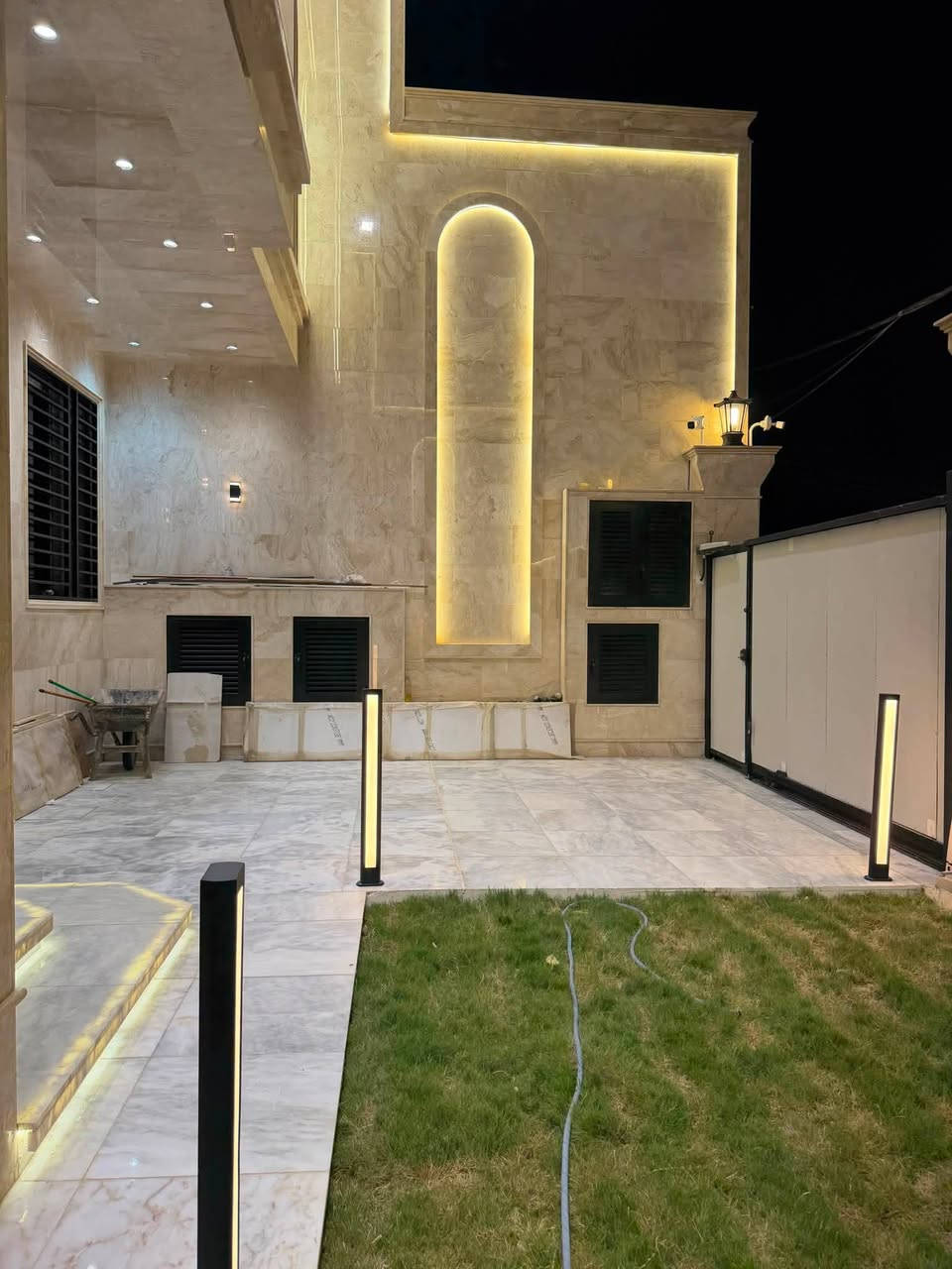 🏠 / دار للبيع مساحه ٢٥٠ م طابو صرف 

               واجهه ١٢ م / نزال ٢١ م 

🧱 بناء حديث درجه أولى 
يباع الدار مع الأثاث ( نقص فقط تخم )
١/نظام طاقه شمسية ليلي ٢٠٠ أمبير ونهاري ٧٥ أمبير
٢/ نظام بداله تلفون 
٣/نظام حساسات ونظام الايرث
٤/جميع غرف النوم درسنك روم 
٥/شلالات عدد٢

الطابق الاول / مطبخ . أستقبال . هول . غرفه . مجمع صحيات . كراج . حديقه 

الطابق الثاني/ ٣ غرف . هول . مجمع صحيات

🌎 الموقع / حي الزهراء قرب مجسر الام     ( موقع مميز عرض الشارع ٢٠ م )

للأستفسار أكثر مراجعة مكتب 
عقارات أراضي بابل الخضراء للمقاولات العامه والتصاميم الهندسية 
شارع ٦٠ .. عمود ٣٠٠ .. مقابل أستدارة علي بقلي 
الشيخ حازم 
وسام محمد 
أبو حيدر / ***********
