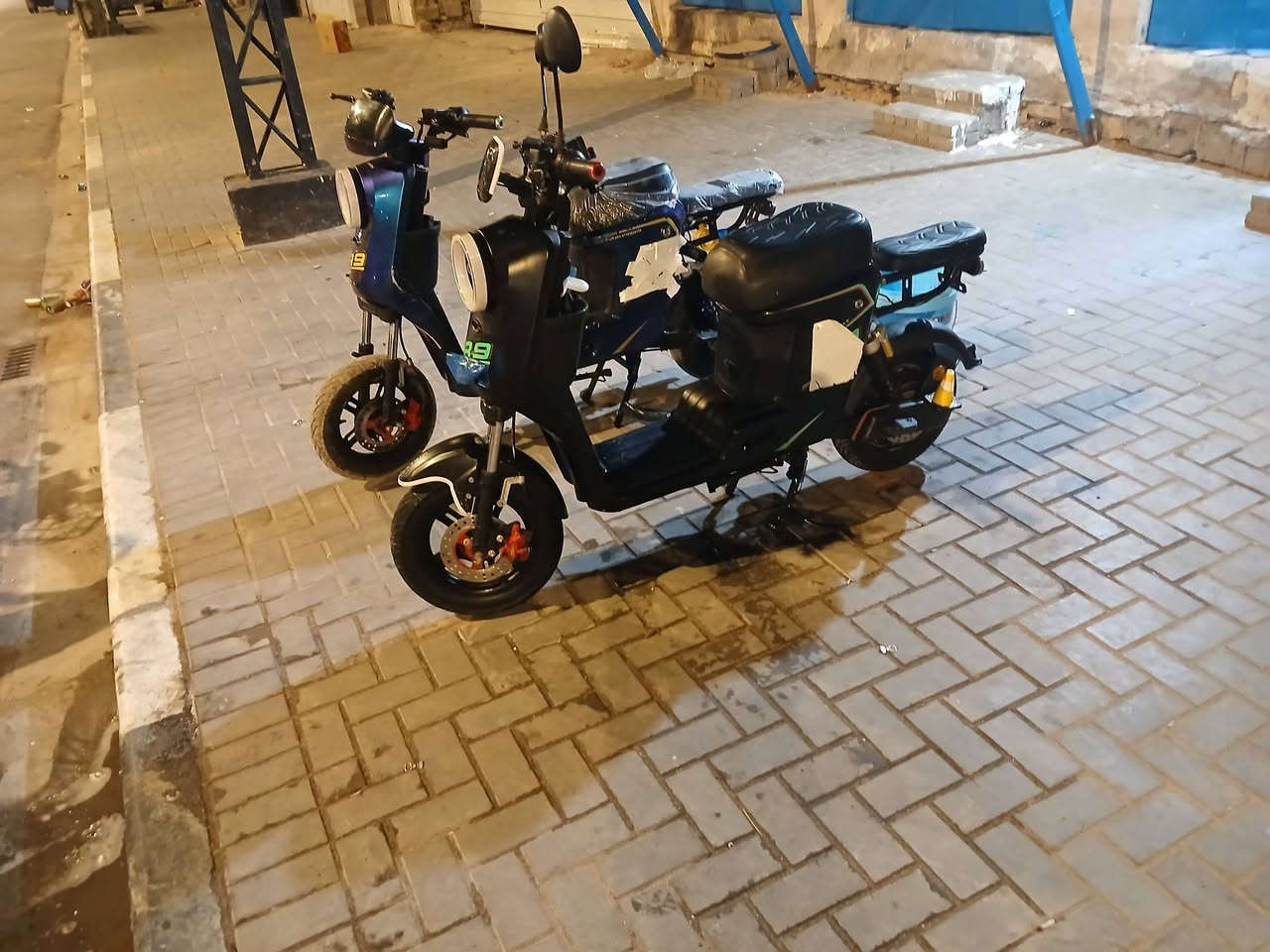 السلام عليكم R9 موديل 24 ما ماشيه شرط جديد ٥٠٠٠ الف فقط 
البطاريات ونلي الأصلي بعدها بجيس الوكيل حته وصلها موجود السعر ٤٠٠ مكاني البصرة الحيانيه ***********
