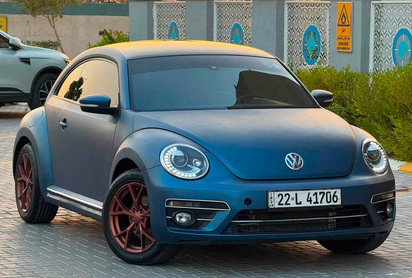 VolksWagen Beetle فولكس واكن بيتل 2016
ضررها بامريكا جاملغ و بنيد 
مصبوغه حزام لون طافي للجمالية 
 المواصفات : 
- محرك حجم 1800 تيربو 
- شاشة كاربلاي كبيرة
- كاميرا خلفية
- كشنات جلد 
- كشنات تدفئه
- ستيرن D shape 
- اضاءة داخل Led متغير بلادي
- دبل تحكم ستيرن
- دبل جكمجه
- اضاءة زينون عالي / ناصي / كشافات
- لايتات LED زينون بلادي
- بك لايت LED ترحيب 
- ويل حجم 17 أصلي
- اشارة بالمري 
محرك و كير غير مفتوح  
نوزلات و بلكات و فيت بمب جدد مسويلها ادامه 
حتى الدهن مبدله جديد
تبريد ثلج و تخم تاير جدد. جاهزة مابيها نقص
نظيفة جداً من الداخل و الخارج و ترايها يخبل
رقم اربيل الجديد سنويه و هزه جدد
السعر 95 ورقه بيها مجال بسيط
عنواني بغداد / الكرخ 
***********
