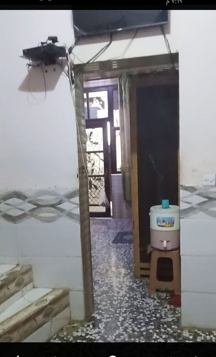 السلام عليكم عدي بيت للبيع مساحته 114طابقين يحتوي على 3غرف وملحقاته سند 25 اقرار مباشر سعره 83بي مجال كافه الخدمات ماء كهرباء مجاري جديده مدارس سوك مستوصف يبعد عن الامام 3كيلو ونص كونكريت للطابقين سطحين صالتين طريق البوبيات عمود 85بدايه الحر الصغير 
البيت عالي عن الشارع مقرنص الباب 
الخاص مفتوح اي استفسار

نص مكتوب في الصور:
- ٧:١٩ م