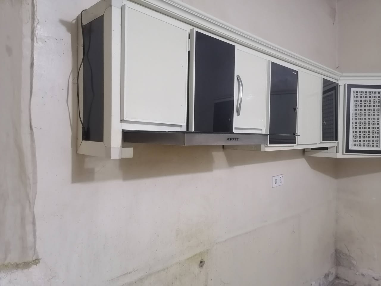 سلام عليكم
كونتر للبيع نضيف حطاطه 5 امتر طابقين وسنك متر ونص نفس اللون سعر 450 بي مجال رقم هاتف *********** واتساب موجود
