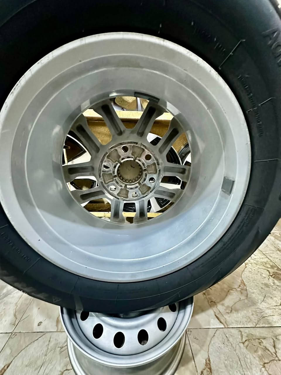 للبيع او مراوس
تخم تاير جديد و تخم ويلكب دير سياره 25  حجم 18 

عنوان بصره شارع التجاري 
***********
