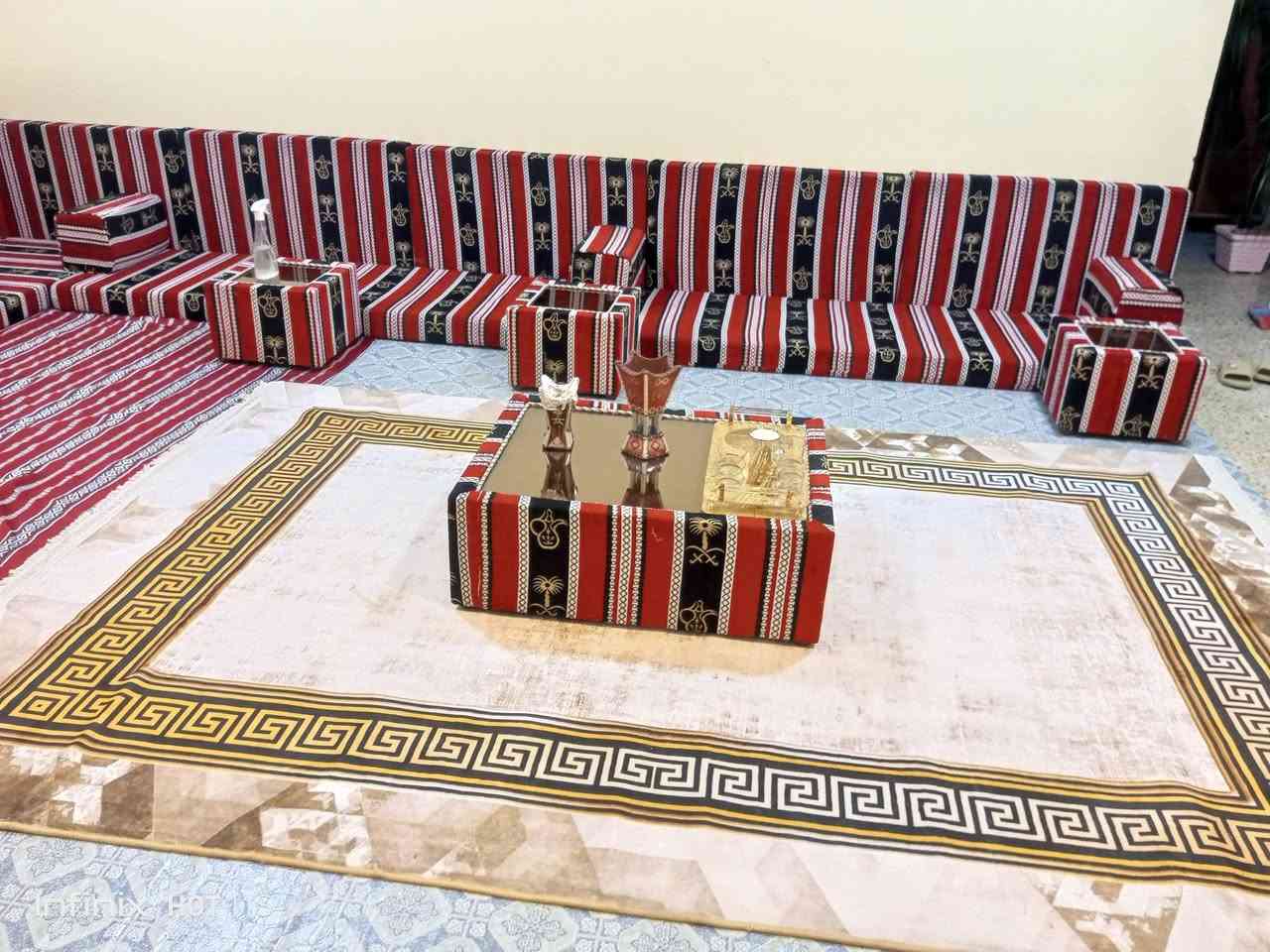 السلام عليكم جلسة عربية اخت الجديدة مع سيت طبلات وكوشات  9م حرف L.   سعرها ٣٠٠ الف. قفل مكاني النجيبية  ***********
