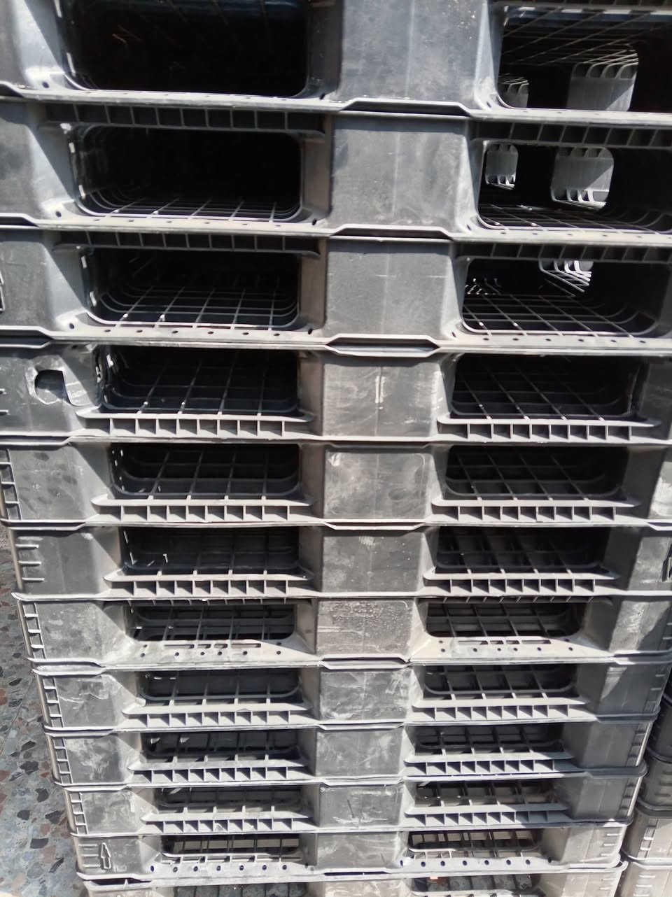 سكيب بلاستك اسود 120x100 وزنها 7كيلو العدد 33 سعر 7الاف مطروح مكاني بغداد الطالبيه ***********
