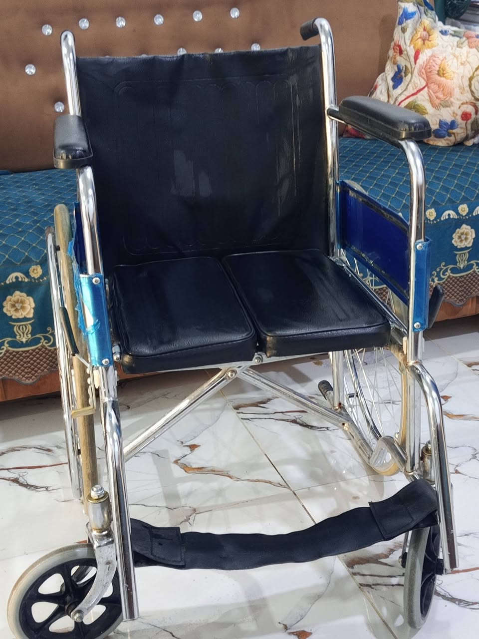 الناصريه///للبيع: كرسي متحرك (عربانة كبار السن وذوي الاحتياجات الخاصة) بحالة ممتازة
الحالة: مستعمل بنظافة العالي (شبه جديد كما موضح بالصور).مشتري قبل شهر ونص إستعمال مره واحده 
الهيكل: كروم قوي ومتين مقاوم للصدأ، قابل للطي لسهولة النقل والتخزين في السيارة.
المواصفات:
مقعد ومسند ظهر جلد مريح وسهل التنظيف.
السعر: 125
لللتواصل: ***********
