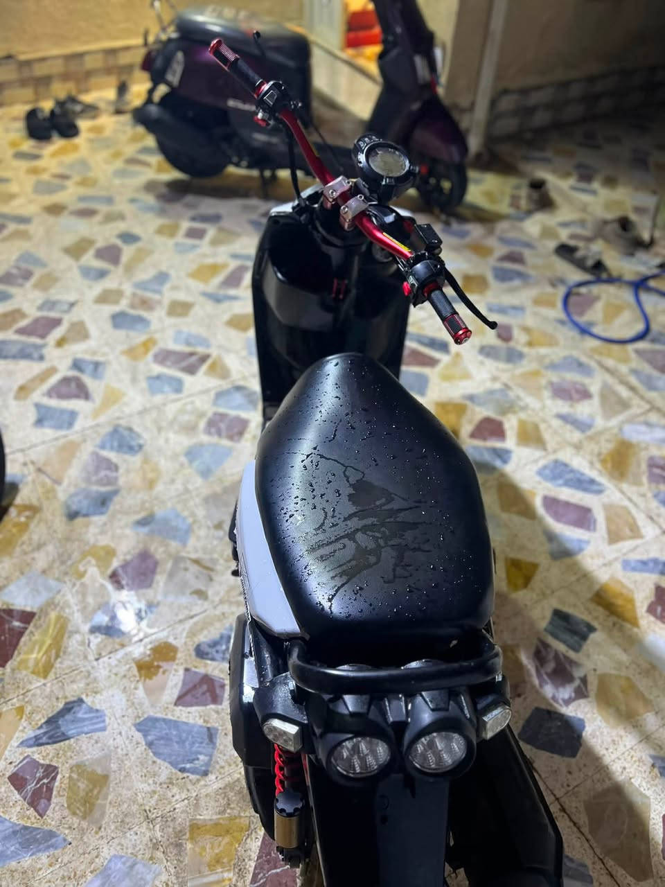 سكنز للبيع دراجه شلعه معدل دراجه مفتوح بيها ولفات بس  دراجه شوفت عينك  850 وبيهل مجال ***********  عنوان العماره
