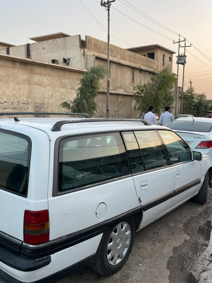 للبيع 
اوبل اوميكا 1993  حجم 20 السياره حيل نضيفه على ايدي محرك كير شرط السعر 35 وبيها مجال وترهم بالاقساط  مكاني الموصل 
للتواصل ***********
