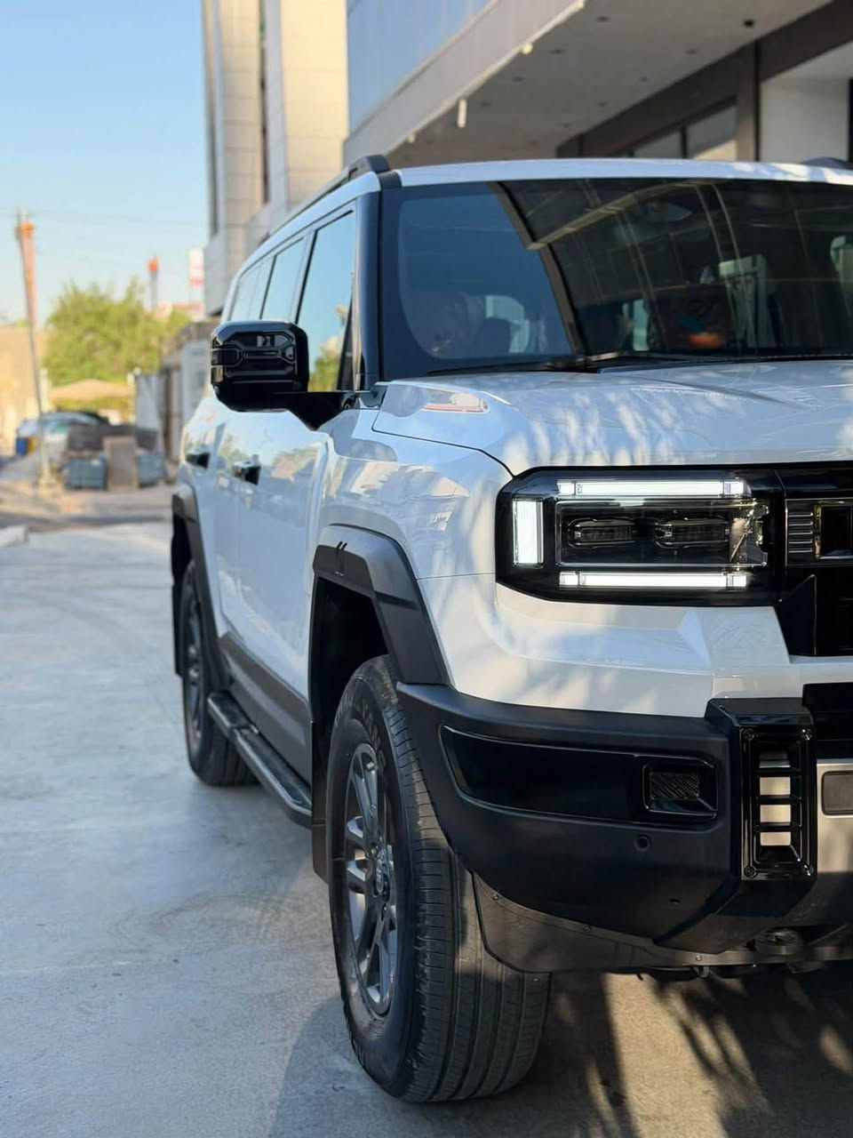 جيتور  G700 جي  موديل:- 2027
ماشية 4.700 الاف 

فئة السبورت 5 راكب داخل مشمشي

كاملة من الكماليات الخارجية و الداخلية 

و البرمجة يعني بيهة يوتيوب بس الكماليات صارف علية مليون 

جيتور G700 سبورت (بلك-إن هايبرد 🔋)

المحرك: 2.0 لتر تيربو 4 سلندر حقن مباشر+ محركين كهربائية القوة الاجمالية 904 حصان

عزم الدوارن (نيوتن-م) : 1135 (محرك البنزين + الكهرباء)

ناقل الحركة:  أوتوماتيكي مخصص لنظام الهايبرد 2DHT

نظام الدفع : دفع رباعي - موتور ثنائي

المدى: بشحنة كهربائية وتعبئة وقود كاملة يصل إلى 1000 كم (WLTP)

سعة البطارية كيلووات/س: 34.13

نظام تعليق متوازي مزدوج (دبل ويشبون) امامي وخلفي

الضمان الأساسي وضمان البطارية: 8 سنوات او 300,000 كم (ايهما اولاً)

ضمان المحرك: 10 سنوات او 1،000،000 كم (أيهما اولاً / للمالك الأول)

المواصفات

*فتحة سقف بانوراما

*ويل الالمنيوم قياس 20

*كاميرات محيطية 540 درجة

*حساسات اصطفاف أمامية وخلفية

*نقطة عمياء

*شاشة عرض ترفيهية قياس 15.6 انج

*شاشة عريضة لمعلومات القيادة 35.4 انج

*نظام صوتي فاخر 12 سماعة

*ابل كاربلاي واندرويد اوتو لاسلكي

*مقصورة الركاب من الجلد الفاخر

*المقاعد الامامية والخلفية مبردة

*مقعد السائق كهربائي مع ذاكرة ووظيفة الترحيب

*مقعد الراكب كهربائي مع ذاكرة ووظيفة الترحيب ومسند للساق

*المرايا الخارجية قابلة للطي كهربائياً

*قفل/فتح النوافذ والبانوراما بالبصمة

*خاصية إغلاق نوافذ وفتحة السقف عن بعد 

*دخول ذكي (بصمة)

*الصندوق شفط وبالبصمة

*دواسات جانبية  

*مصابيح أمامية وخلفية أوتوماتيكية LED مع مصابيح نهارية

*وسائد هوائية امامية، وسائد هوائية امامية جانبية، ستائر هواء جانبية

📍 موقعنا: بغداد 

للأستفسار  اتصل على الارقام 

*********** 📞

#جيتور #G700 #2027  #جي #العراق🇮🇶 #بغداد_العراق🇮🇶
