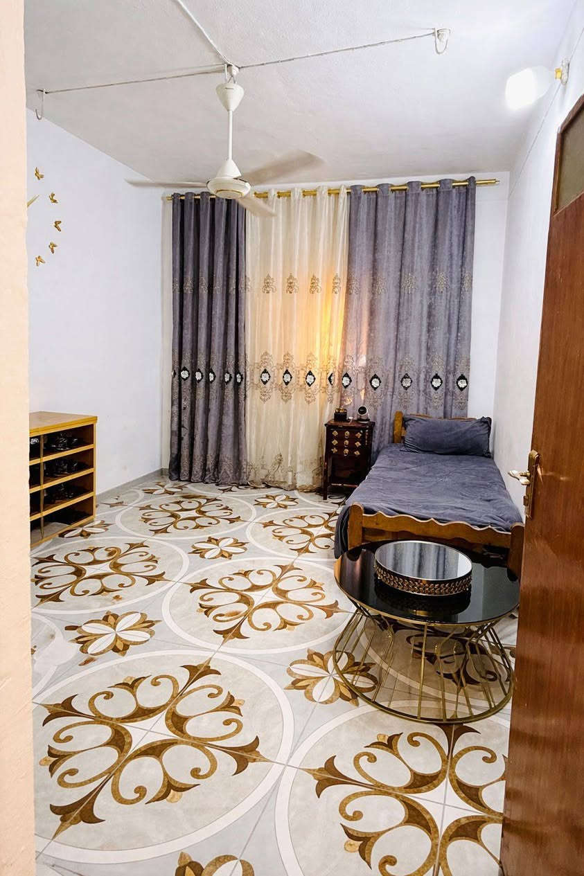 🏡 دار للبيع 
📐مساحة الدار : 110م 
🧾 جنس الدار: طابو ملك صرف 

✅ يتكون من استقبال  ، مطبخ ، غرفتين نوم، كراج 

✅ خدمات كاملة 

📍الموقع : بهرز ـ المنثر 

📞 للأستفسار : ***********
