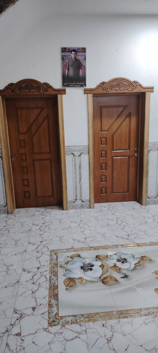 سلام عليكم بيت للبيع السكك الجربوعيه مقابيل حسينية الكوثر مساحه ٢٠٠ متر طابو زراعي سند ٢٥ سنه البناء ٢٠٢٤ مداور اسهم كونكريت مسلح بناء طابوك غرفتين وصاله وحده من الغرف سويت قريب على شارع العام علمنا البيت يقع على شارعين ***********
