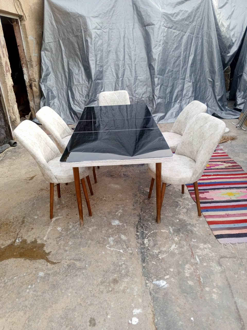 ميز طعام ابو 5كراسي  اخو الجديد يزغر ويتكبر  مديله كولش حلو ومرتب 
سعر 150 قفل 
الشراي يجي خاص او يتصل ***********
