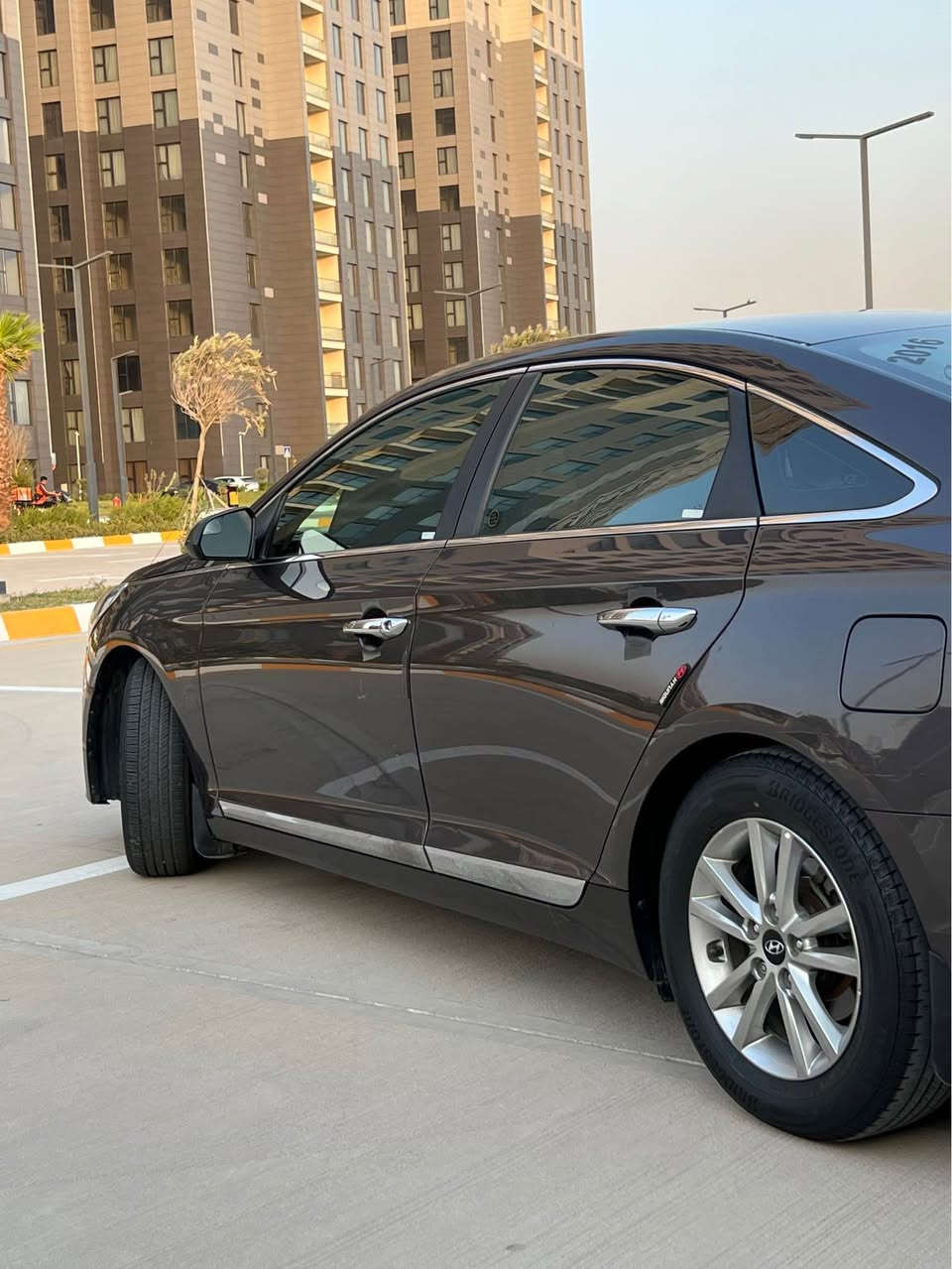 🚗 سوناتا للبيع 🚗

هيونداي سوناتا 2016
‏🇺🇸 وارد أمريكا

 ● الضرر: بجم، تبديل البنيد فقط.
 ● تم تصليح السيارة في 🇯🇴 الأردن، ثم إعادة صبغ البنيد فقط في 🇮🇶 العراق.
 ● الجاملغ (عكس السائق) يحتوي على معجون بنسبة 55%.
 ● السيارة على وضع الشركة، استخدام شخصي فقط.

📍 ممشى السيارة: 112,500 ميل (قابل للزيادة).
⚙️ المحرك: 2400 CC GDi.
🎨 اللون: بني.
🪪 رقم السليمانية.
📄 السيارة بأسمي، .

ملاحظة:
تمت سرقة كفر المرآة وكفر النفيكيشن (الزعنفة).

💰 السعر: 11,500 دولار، قابل للتفاوض بشكل بسيط.

📍 الموقع: بغداد – الكرادة.

📞 الهاتف: (***********). بغداد, العراق
