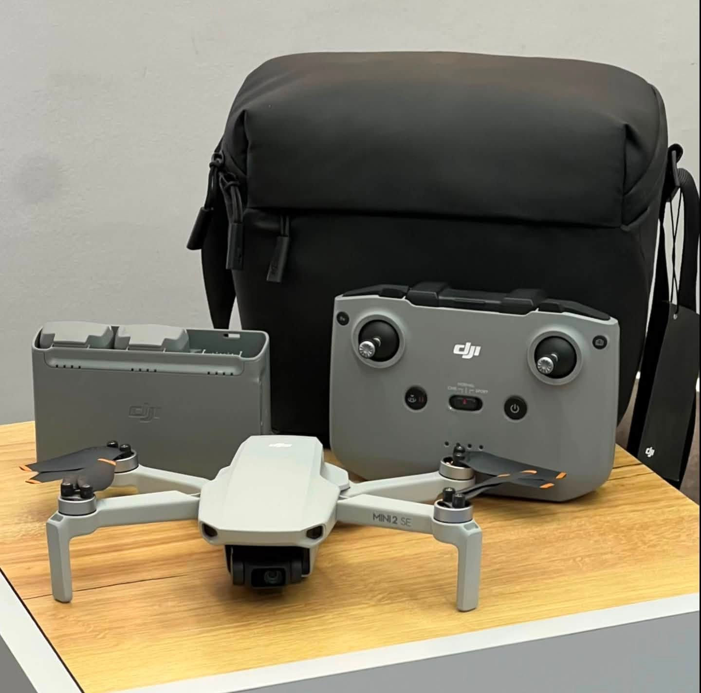 السلام عليكم درون dji ميني 2 نضيفه حيل كومبو كاملة ملحقات بطاريات ثنين فقط ? للستفسار واتساب مكاني بصرة رقم  ***********
