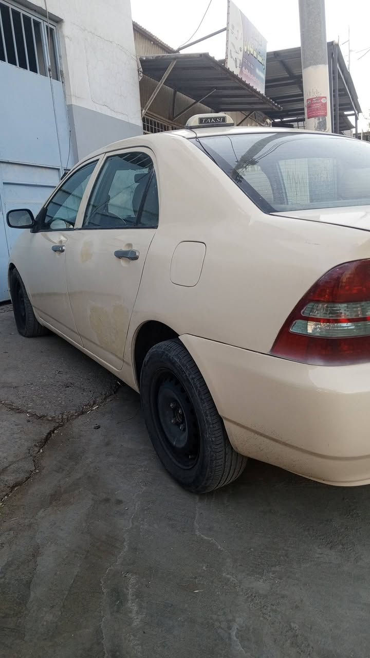 كرؤلا موديل 2002بؤفرؤشتن
گير ئؤتؤماتيك مه كينه 18بيلاد 
ته بريد سارد گه رم ئيشه كات 
بيشي لاى ده به ى ئاوه كه ى هه يه تى به لام زؤر نيه 
دواوه ى كپسه بى ده عمه 
ته قه وره قه ى نيه تازه بيشو دواو دا گرتووه 
سه نه وه ى له 2024به سه رچووه 
مالى كاسبيه مالى خؤمانه 5ساله لاى خؤمانه
***********. واتساب 

***********.  له سليمانى
