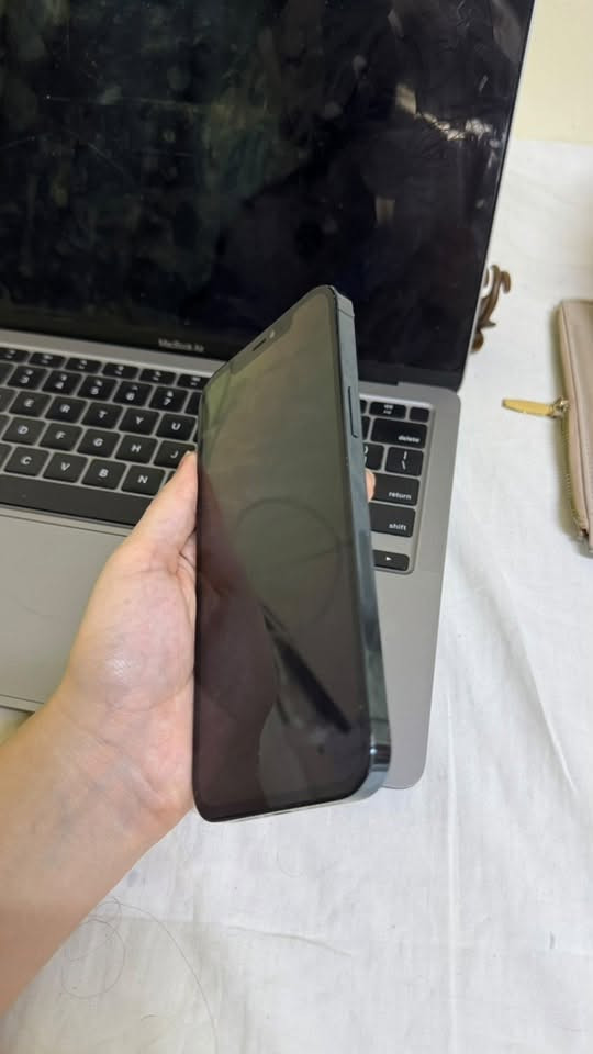 للبيع iPhone 12 Pro Max

✨ المواصفات:

* الموديل: iPhone 12 Pro Max
* السعة: 128GB
* البطارية: 78%
* الإصدار: iOS 26.5.2
* الشاشة: مبدلة
* الظهر: مبدل
* الكاميرات الخلفية: يوجد فطر/أثر بسيط خارجي على الكاميرا كما موضح بالصور، ولا يؤثر على جودة التصوير.
* الجهاز يعمل بشكل طبيعي.

📍 الموقع: حي صديق

📲 للتواصل واتساب:
***********
