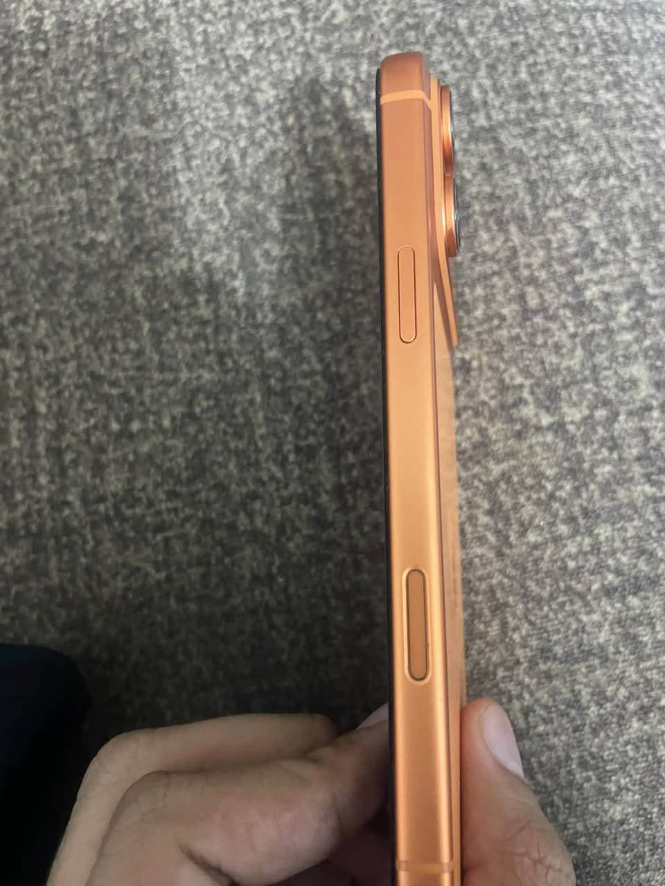 للبيع: آيفون 17 برو ماكس (iPhone 17 Pro Max)
 حالة الجهاز: أخت الجديد، استخدام شهر ونص فقط.
 الشاشة: النظافة 100%، وبيه لزقة شاشة (تضليل) بيها خدوش كلش خفيفة وما تبين أبداً، الشاشة الأصلية جوة اللزقة زيرو خدش.
 الظهر والجوانب: قمة بالنظافة ونظيف كلش بدون أي شخوط أو علامات استخدام.
 المرفقات والتفاصيل: الجهاز كاملاً وبدون أي عيوب مصنعية أو فنية. ***********
