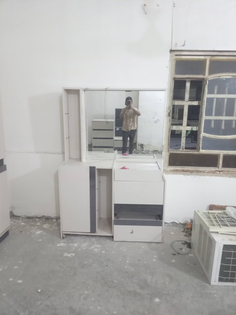 سلام عليكم غرفه نوم تركيه للبيع اضرارها جربايه مكسوره وفايبره اذب عليه ٥٠ الف ترجع جديده كنتور ٦ بيبان وملحق بابين ومجرات وكومديات وميز تواليت والجربايه بيها كسر ***********
