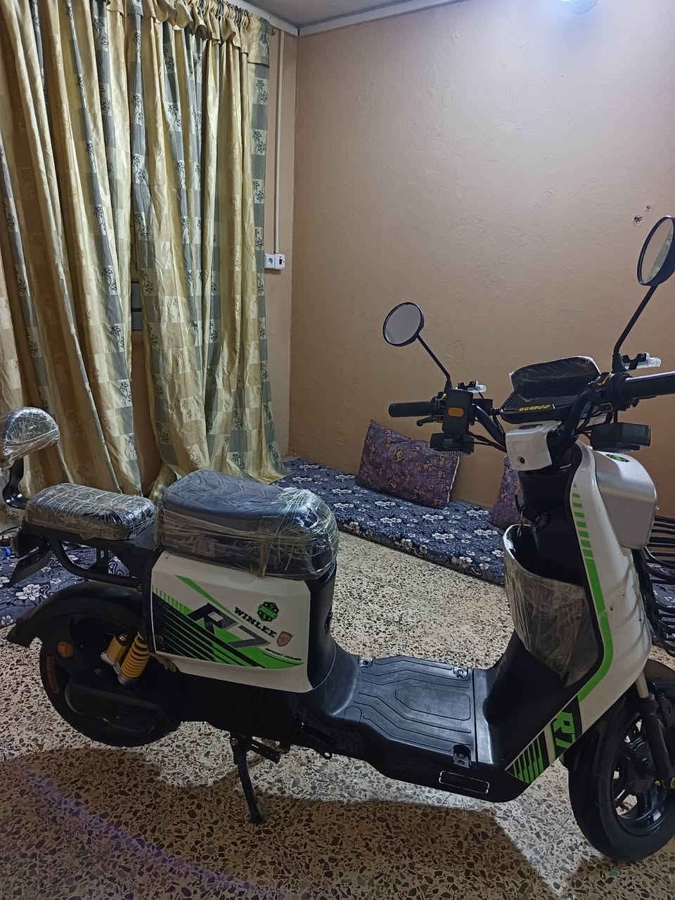 سلام عليكم
دراجة شحن للبيع فول نضافه 
شركه ونلي خمسه بطاريات 
تايرات جدد كلشي شركه 
سويجات كرت تشغيل حيل نضيف 
للااستفسار اتصل ***********

