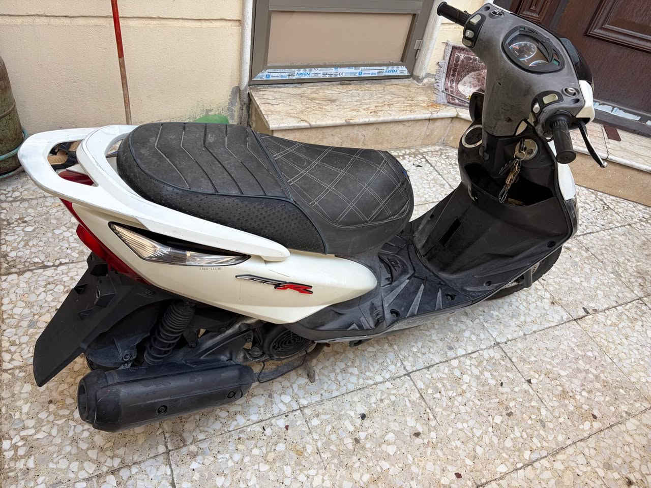 السلام عليكم ماكس gtr 140 ( السعر ١٥$ )
مرقمه بغداد تحويل مباشر باسمي 
دراجه 
مكينه بلاديه كهربائيات كلها بلاد على وضعها دراجه كفاله عامه تجيب فيتر وياك وتفحص شرط 
كفرات بلاديه بس شويه تعبانه دراجه نصبتها كلش حلوه وصوت مكينه ماينسمع 
مكاني البنوك 
هـ *********** 
ممتواجد فيس فقط واتساب واتصال بغداد, العراق
