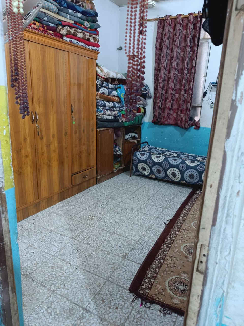 بيت مساحه 100 ب شارع مطار قديم  ب شارع مدرسة جناىن  غرفه وصاله ومطبخ  و منور  سعر 20  ***********
