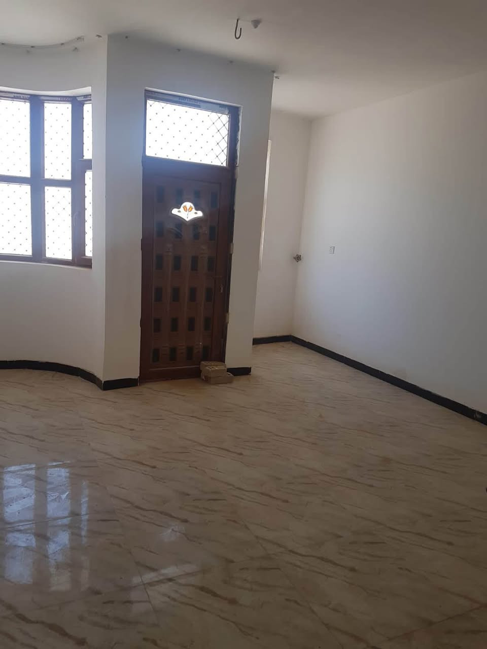🏡 بيت للبيع – حي رمضان

📍 الموقع: حي رمضان، خلف زهير عوينات
📜 الملكية: طابو صرف
📐 المساحة: 79 متر
🏠 البناء: طابقين، بناء حديث

🔹 الطابق الأول:
• صالة استقبال
• مطبخ
• صحيات

🔹 الطابق الثاني:
• غرفتين نوم

💰 السعر: 225 مليون قابل للتفاوض

📞 للاستفسار والاتصال:
حسين الحفار
*********** كربلاء, العراق
