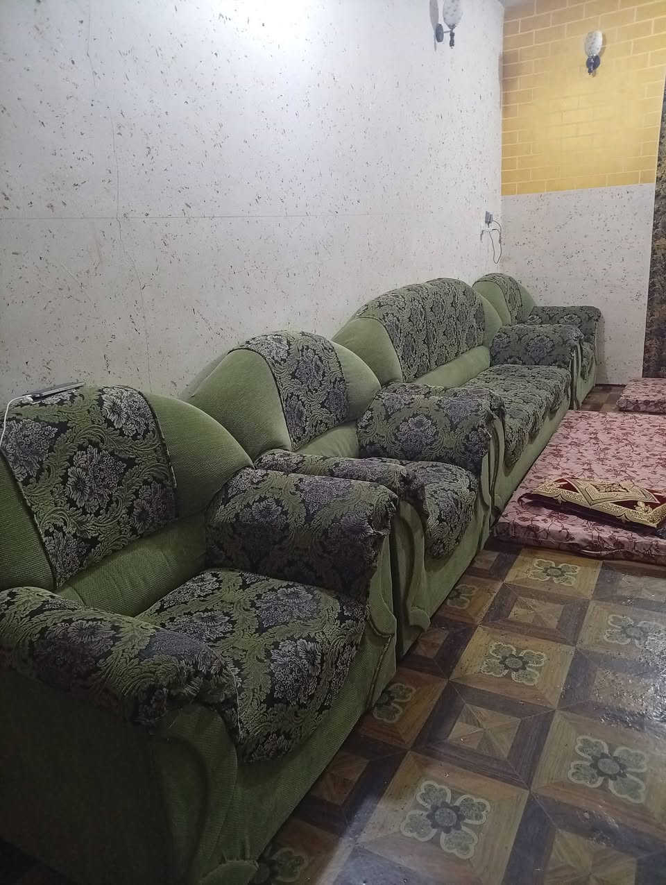 السلام عليكم ورحمة الله وبركاتة اخواني الاعزاء عندي تخم حطاطه كما موضح في الصورة للبيع ٣ صغار و٢ كبار بسعر ١٥٠ الف وبي مجال للاتصال ***********
