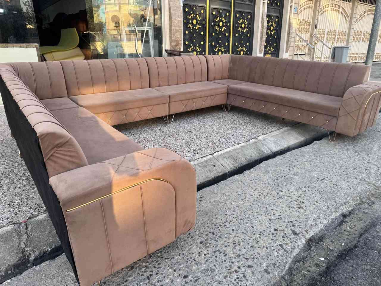 ديوان مستعمل نظيف زاويتين 14 نفر العنوان دهوك ماسيكه گوندي مقابل مدرسه عشق للااستفسار الااتصال على *********** واتساب دهوك, العراق

