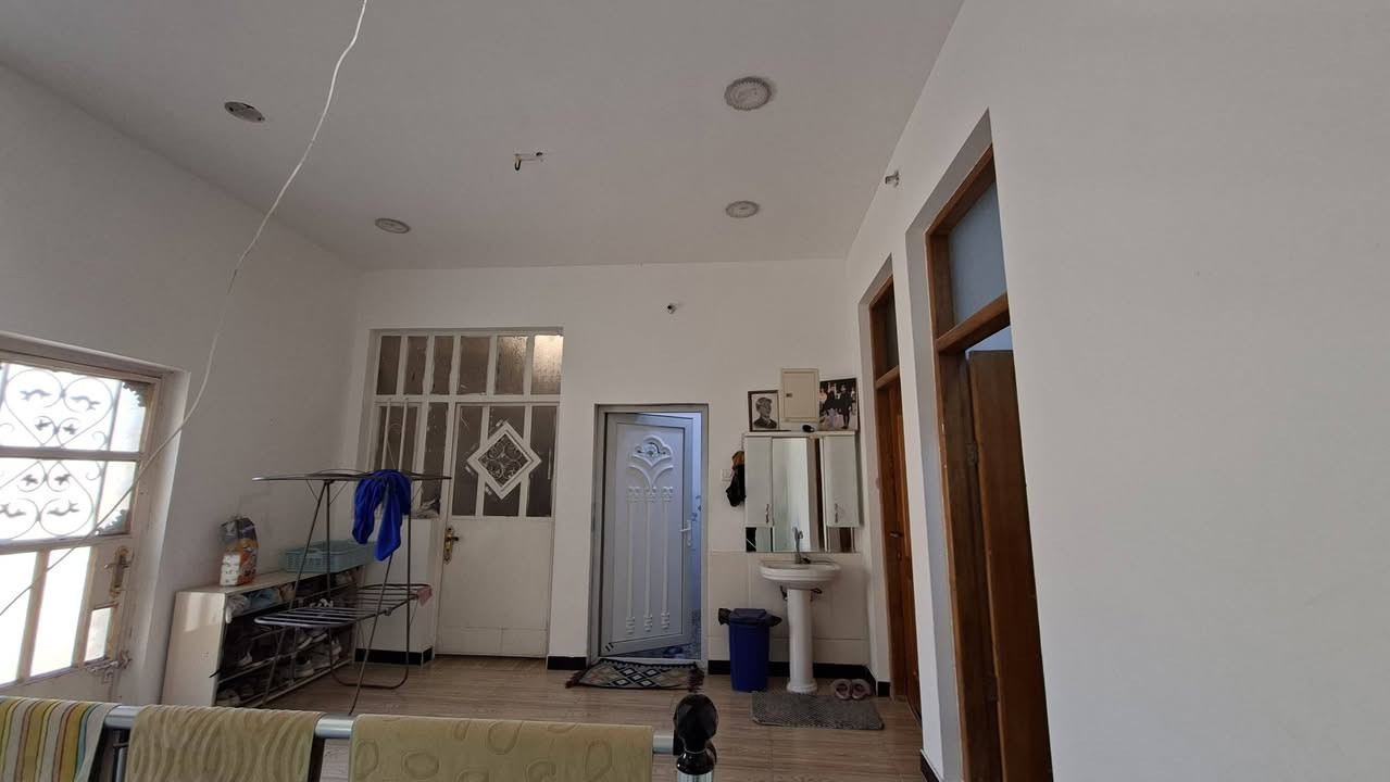 بيت للبيع في حي الرحمه مساحة 150 طابق ونص بي 4 غرف
***********
