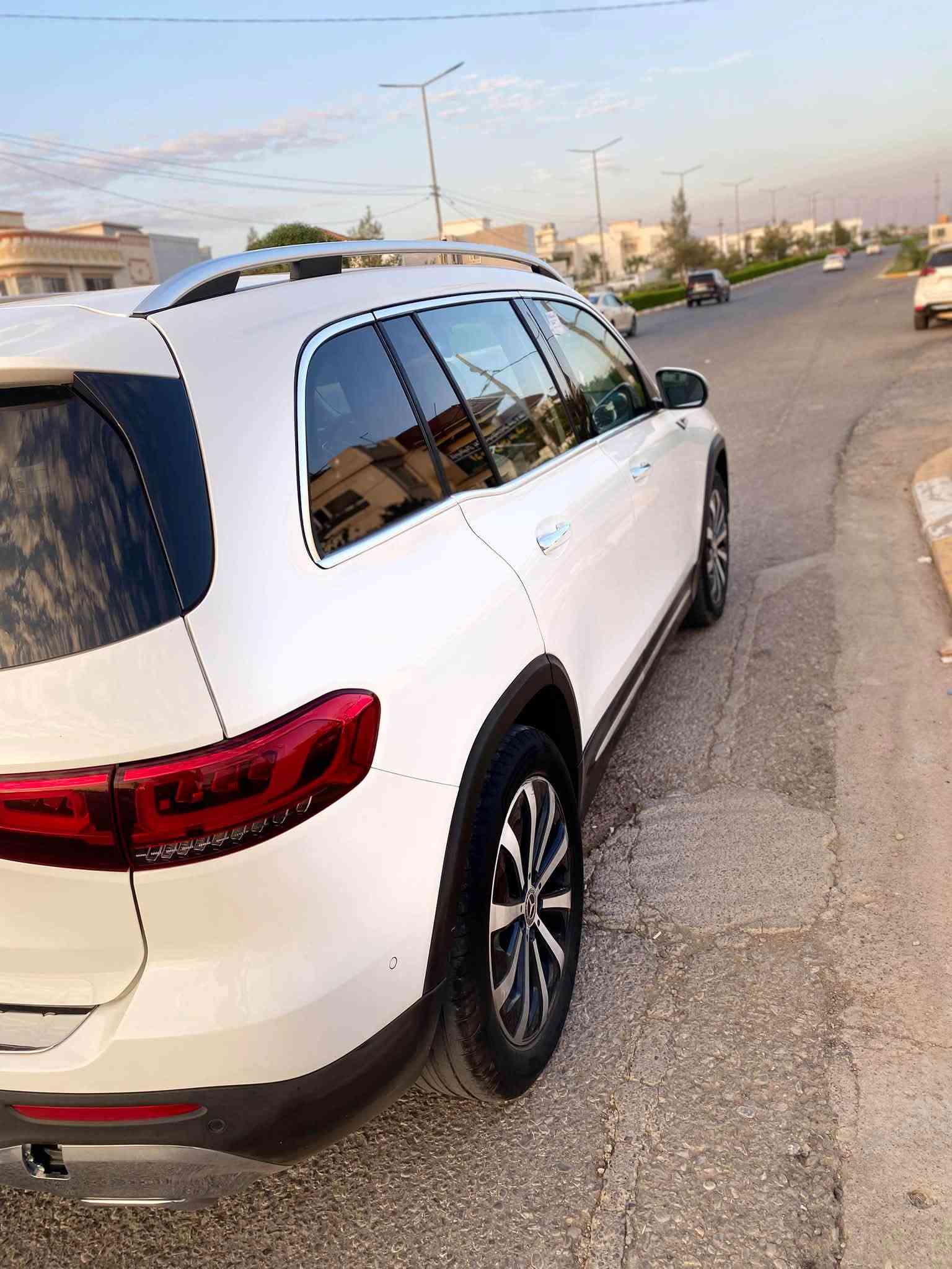 ✨
للبيع: مرسيدس GLB 250 () موديل 2023 ✨
⚜️ دفع رباعي - فخامة - تقنية متكاملة ⚜️
(سيارة بانزين مو كاز)
• رقم شمالي اربيل شرط التحويل 
• وارد امريكي / ضرر بسيط بالبنيد  مصبوغ خشم لبنيد موضح ب صور ما مبدل ايرباكات بس استيرن وراجع سستم 
• المحرك: 2.0L تيربو
• العداد: [73] كم
• عزل صوتي ممتاز وراحة فائقة أثناء القيادة

🔹 أنظمة القيادة المتاحة (DYNAMIC SELECT - 5 أنظمة):
• 🟢 Eco: وضع اقتصادي موفر للوقود.
• 🔵 Comfort: وضع قيادة مريح وسلس.
• 🔴 Sport: أداء رياضي واستجابة أسرع.
• ⚙️ Individual: ضبط مخصص للمحرك والمقود بحسب رغبتك.
• ⛰️ Off-Road: نظام القيادة للطرق الوعرة والتضاريس (خاص بفئة 4MATIC).

• دخول ذكي (بصمة على الأبواب الأربعة)
•صندوك كهرباء 
• فتحة سقف بانوراما
• رادار أمامي + نظام توقف ذاتي عند الطوارئ
• نظام تحديد المسار + مثبت سرعة (كروز كنترول)
• رادار جانبي (نظام النقاط العمياء على المرايا)
•لايت عدسه ابيض ثلجي (زينون) + كشافات 
• ويل كاب قياس 18 
• تدفئة المقاعد الأمامية (تدفئة كشنات)
• تدفئة القيادة (تدفئة ستيرن)
• شاشة كبيرة متصلة تدعم المساعد الصوتي الذكي MBUX
• شاشة أعطال وعرض كافة تفاصيل ومعلومات السيارة
• ثيمات وتصاميم للشاشة تتغير بحسب نظام القيادة المختار
• ماوس (Touchpad) للتحكم بالشاشة
• عجلة قيادة متعددة الاستخدامات (فول تحكم ستيرن)
• كاميرا خلفية دوارة
• مرايا جانبية كهربائية (مري شفط)
• سايد بريك إلكتروني (دكمه)
• إطارات رن فلات (Run-Flat) جديدة مضادة للبنجر
• بطارية جديدة نوع AGM
سعر 3 دفاتر و35 ورقة وبيهة مجال
📍 الموقع: اربيل  لاستفسار ***********]
