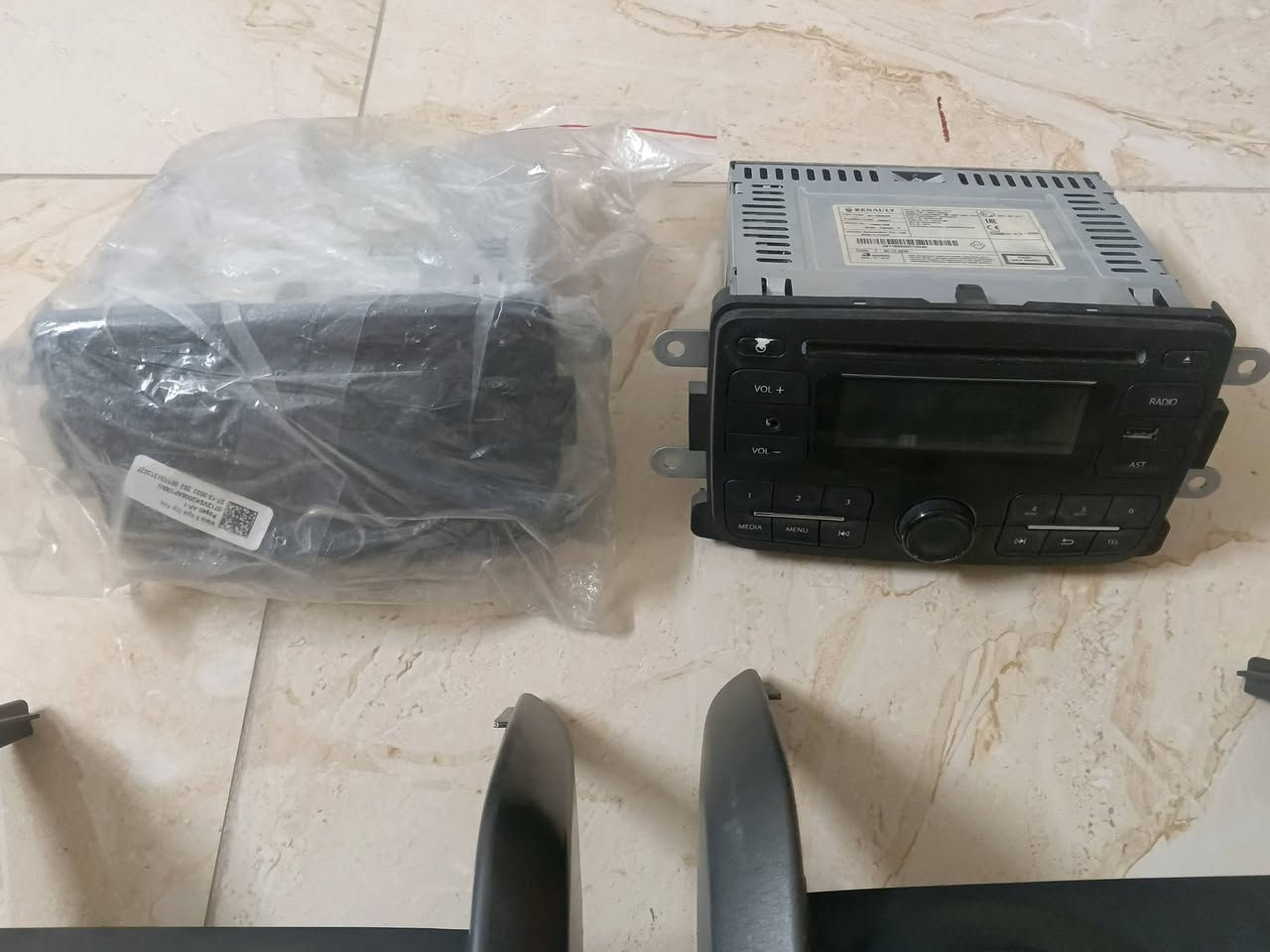 السلام عليكم للبيع غراض رينو داستر جميعها جديدة وغير مستعملة مسجل اصلي عدد 2
وجه مسجل عدد 2 مجول اصلي رينو عدد 1 
مكثف مروحة عدد 1 ومرأة جانبية جهة السائق تركي اصلي من موديل 2014 ولغاية موديل 2018 بسعر جدأ معقول للأستفسار ***********
