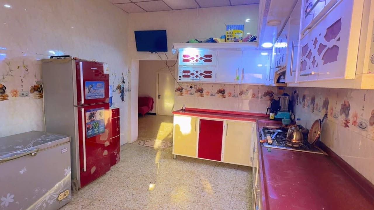 بيت طابو زراعي حولي الجامعه مقابل بيت المرمر المساحه 200مترغرفتين وصاله وبراني ومطبخ وصيحيات داخلي وخارجي السعر 73مع المجال ***********
