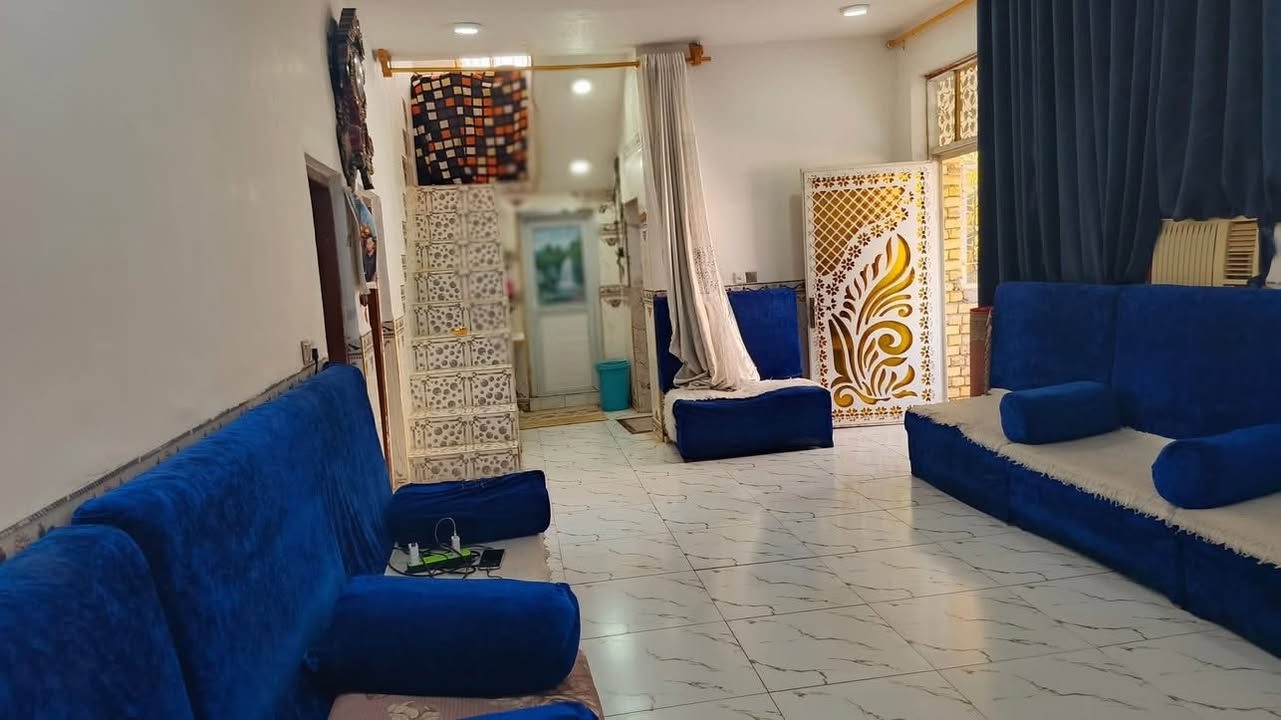 بيت قرية الثلاثه على الشارع العام 300م بناء حديث طابوق للبيع خدمات كاملة ماء كهرباء مولد تبليط باب البيت. شراي يتصل على الرقم ***********
