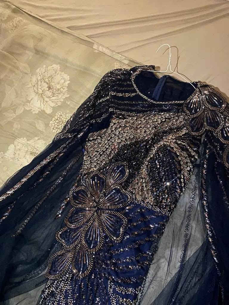 السلام عليكم هاي البدله سعره  ٣٥٠ ألف جديد وزنه ثقيل ابو البدلات يأجرها الكم ب٤٥٠ وفوك
يلبس من ٦٥ لحد ٨٠كيلو اشتريته وطلع جبير عليه بعده بالعلامه  مكاني البسماية ***********
