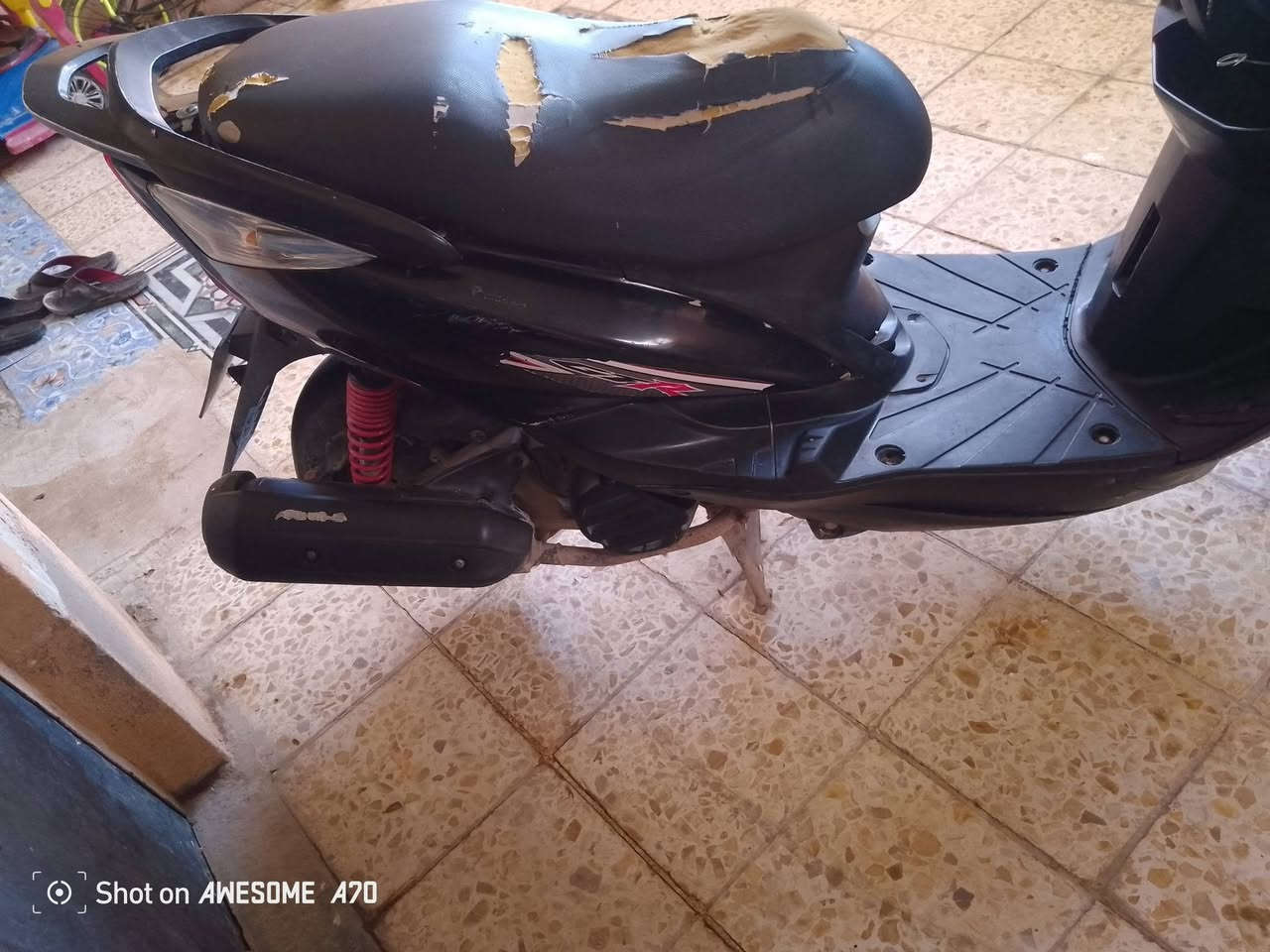 للبيع لللاستفسار الاتصال بالرقم *********** گلجات رياضي وسلف وكهربائيات شغاله وتايرات جدد والسعر 400 بيهه مجال قليل

نص مكتوب في الصور:
- Shot on AWESOME A70