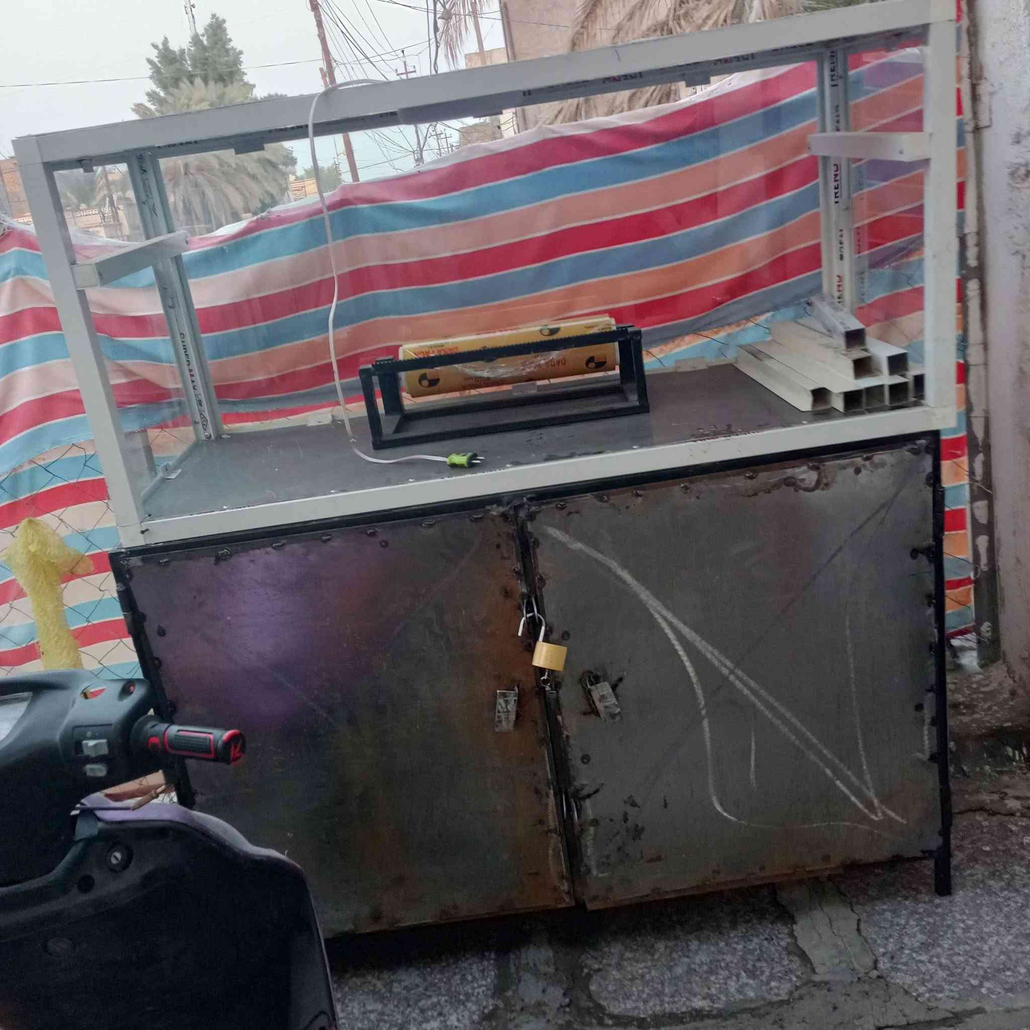 غراض مشويات للبيع صار يومين من اخذهن والقران وحته نزل من سعرهن جام خانه بيبي سي هيه وميزه ينقفل. 300قفل  لفافه سيلفون 35 . صواني عدد خمسه ب25. كراسي الاصلي  ثنين ب20 .  مواعين سفري حجم كبير وحجم صغير ب15.  شياش ستيل الاصلي مال كباب عدد21شيش سعرهن ب25. ومال لحم 40شيش ب30.     رقم *********** بي واتساب
