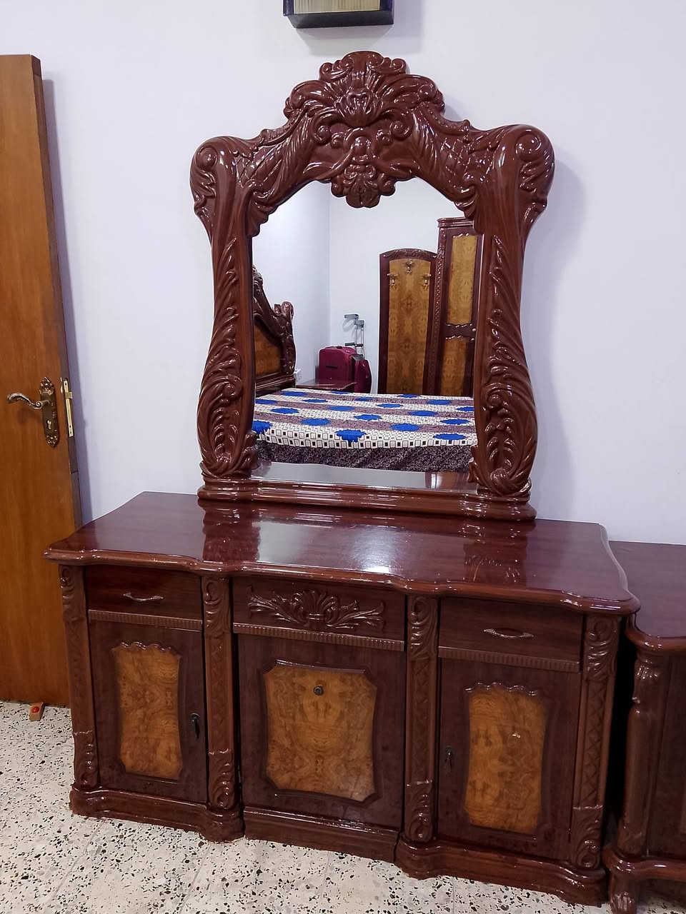 غرفة نوم ايطالي تحتوي على  ٨ قطع 
السعر ٥٠٠٠٠٠ الف 
العنوان حي التأميم
رقم الهاتف ***********
