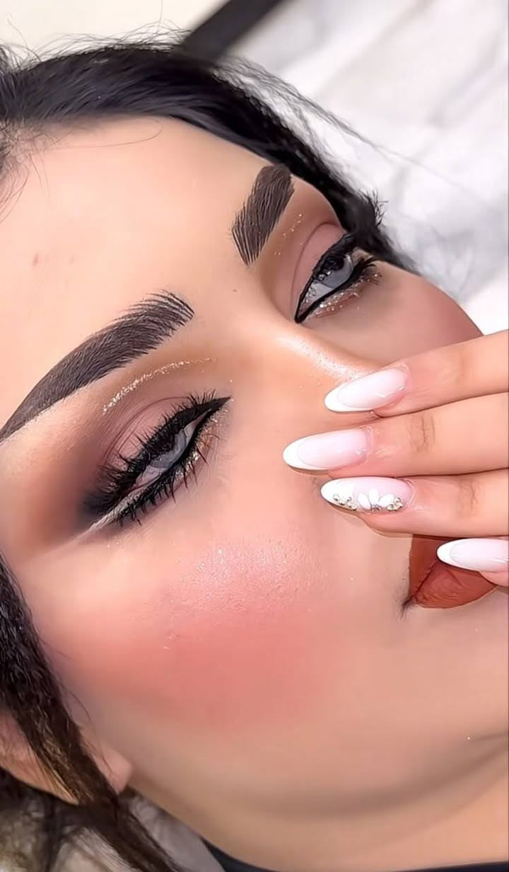 عروض المناسبات 💇🏽💇🏽💇🏽لدئ صالون الملكه 🌹🌹 
ميك اب ♥️
تنضيف بشره ♥️
حفافه♥️
صبغ حاجب ♥️
فقط ب 30 الف
العنوان رئاسه العبيدي شارع 20
الهاتف : ***********

