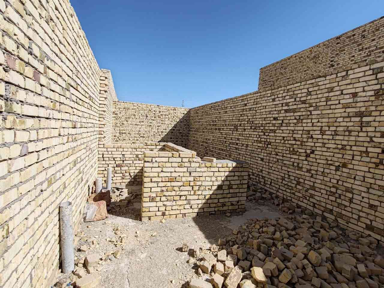 هيكل البيع في منطقه الخضراء 
مساحه 100متر 
مقابل المعارض عرض الشارع 12متر 
الشاره كله مبني كامل الى قله بي بيوت بعده ما كامله 
السعر 35وبي مجال 
***********
