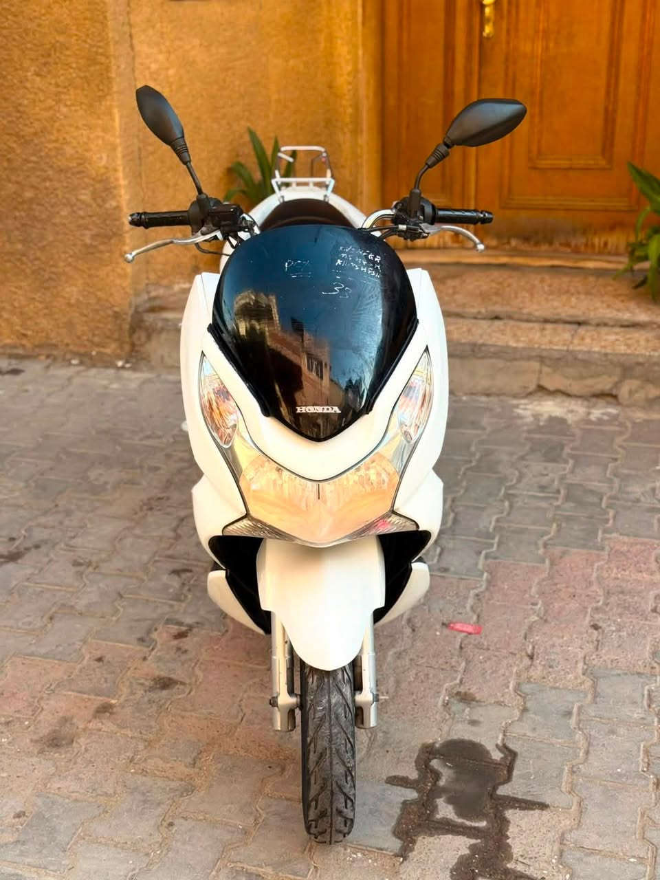 السلام عليكم للبيع دراجه pcxجيل الاول ياباني  دراجة (ماشيه 19الاف حبيبي ) ماخذها رمبه الدراجه وأعلى ايدي ياباني الاصلي دراجه جديده مال جناي وعلئ ايدي 
ياباني الاصلي دراجه كامله أستان كهربائي حساس ازدحام سويجات دراجه جديده الدراجه  احلا من الصور مال جناي المكان بغدادالكرخ دراجة مكفوله اي نقص مابيه السعر1350
وبيها مجال بسيط  
اي استفسار ***********
