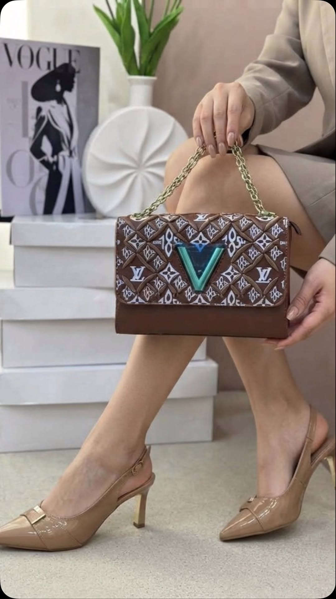 أضيفي لمسة من الأناقة والرقي لإطلالتك اليومية مع هذا الثنائي المثالي! 😍
👠 الحذاء 
حذاء ماري جين العصري بالكعب العريض ليمنحكِ الراحة والثبات طوال اليوم، مع تفاصيل الأبازيم المزدوجة والزهرة الكريستالية الصغيرة التي تضفي لمسة أنثوية ساحرة. يتناغم مع كل شيء 
👜 الجنطة جنطة بتصميم كلاسيكي فخم، مصنوعة من نسيج بارز (Tweed) وقاعدة بيضاء ناعمة، مع إبزيم ذهبي مميز (GD) يعكس الفخامة. حجمها مثالي لكل أغراضك الأساسية
