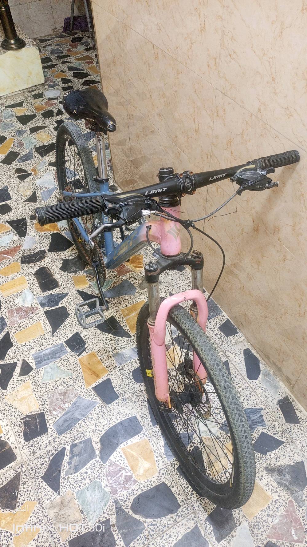 سلام عليكم  بايسكل البيع  اسم البايسكل سي 700 حجم 26 نقص بريك وركبة مابيها صجم فالت ول بايدر يلعب  سعر 50 وبي مجال  الستفسار***********