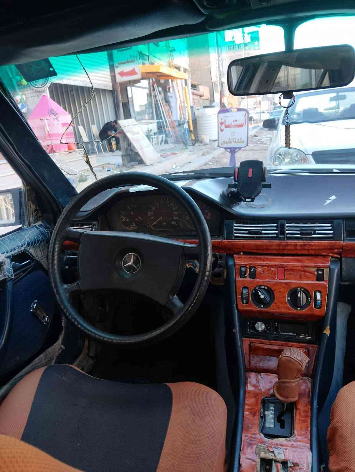 للبيع مارسيديس دب سعرها 25 ورقه موديل 85 محرك ففتي بطه السياره كير ومحرك ورقم الباقي واقع حال رقمها بغداد للستفسار ***********
