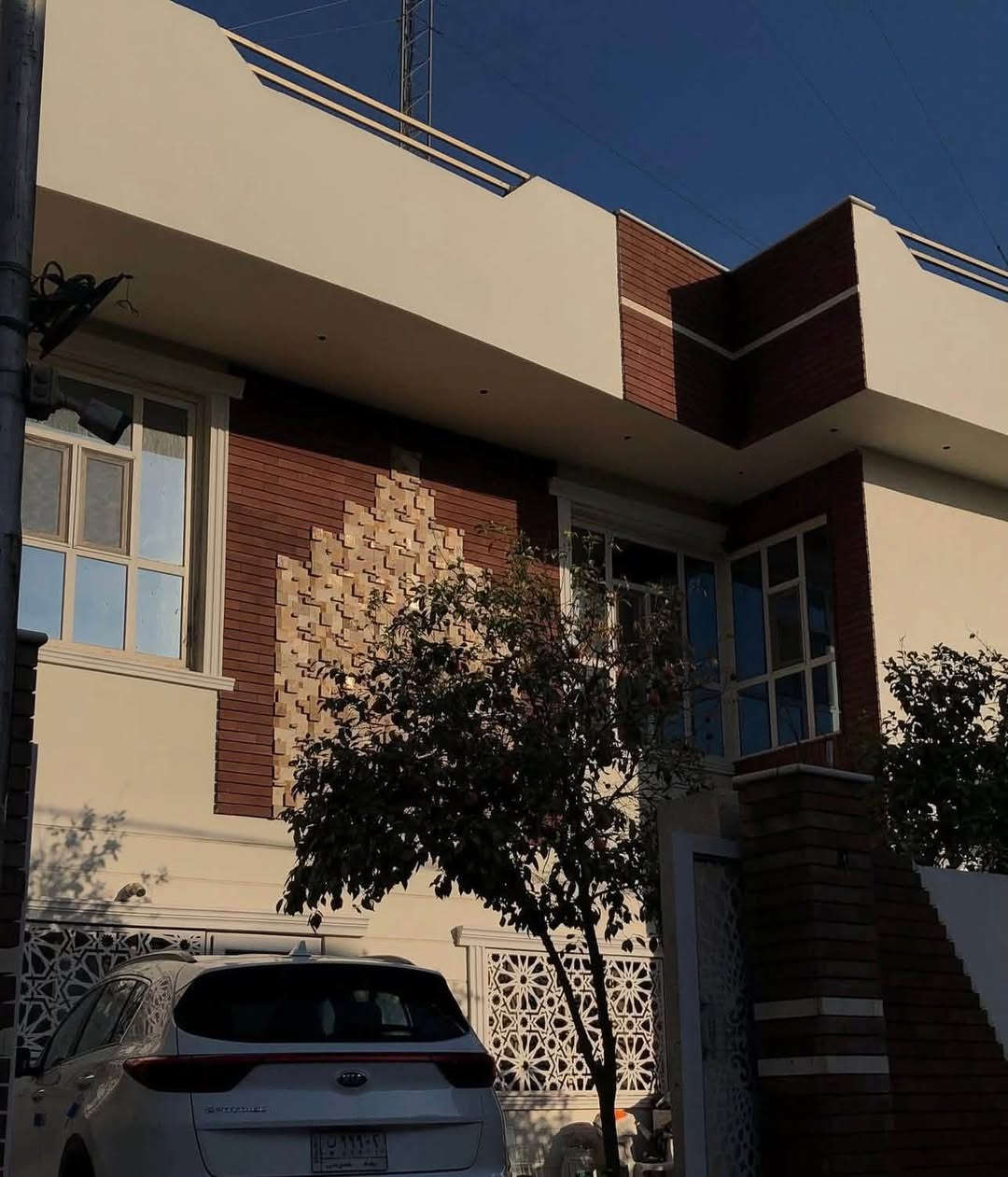⭕️دار للبيع في حي الجامعة موقع مميز على شارعين 

⭕️المساحة ٢١٢م طابو صرف الواجهة ١٢ونص 

⭕️الطابق الارضي يحتوي على صالة وهول ومطبخ حار وبارد وغرفتين نوم ومجمع صحيات

⭕️الطابق الثاني يحتوي على غرفتين نوم ومجمع صحيات 

⭕️لطلب سعر  مراسله الصفحة او الاتصال على الارقام

*نستقبل جميع عروضكم السكنية 🏠 والتجارية 🏡 بكافة مناطق الحلة 
……………………………..
للمزيد من المعلومات

♦️مراجعة مكتب بابل الكائن في شارع ٦٠ مقابيل حلويات ريف دمشق اوكراج ناجي كماش سابقاً او الاتصال ☎️ 

***********ابو احمدالاسدي  
***********احمد الاسدي
*********** امير الاسدي
