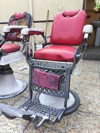 كراسي حلاقه للبيع سعره الواحد (250) ألف قفل  كراسي اصليه ابيعهن ثنينهن...
