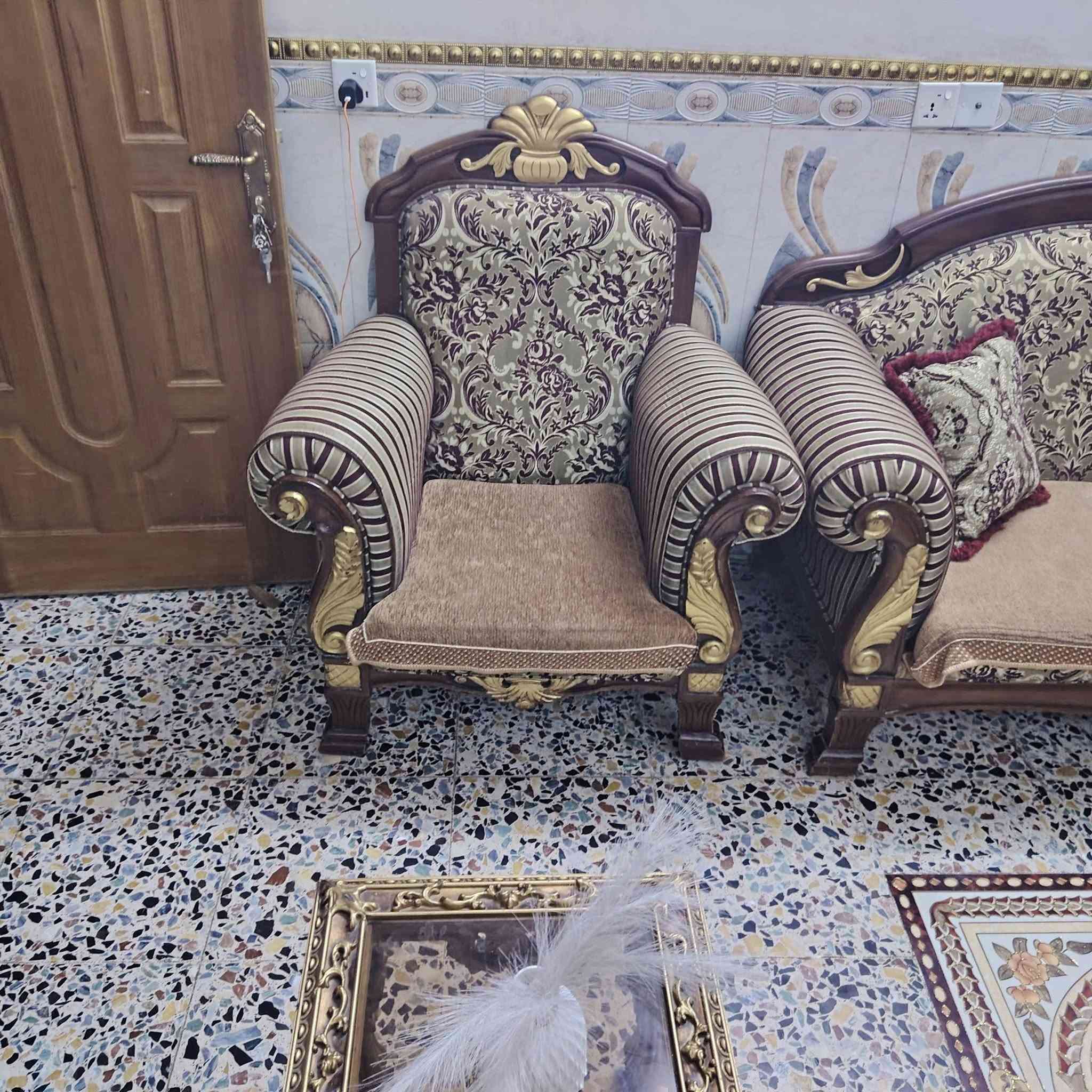 تخم زان مصري تكمه الدرجه الاوله 10 مقاعد وياه جرجف وكوشات 4 وياه طبلاته الاصليه
اخو الجديد اي ضرر ما بي  السعر 550 وبي مجال بسيط حك الجيه المكان منطقت الزعفرانيه
رقم الهاتف ***********
