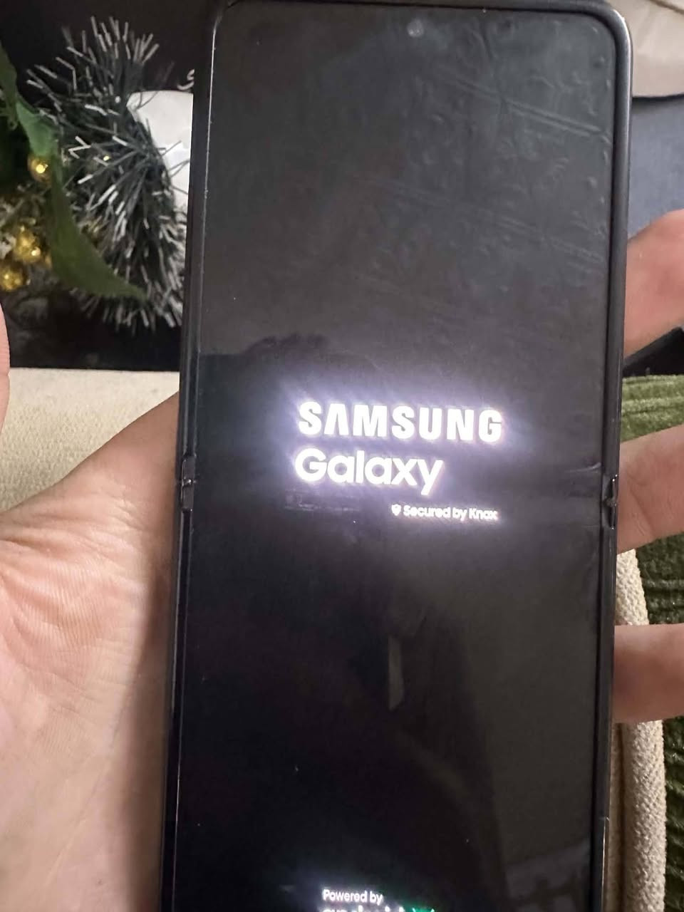 سلام عليكم سامسونك z 5G   256ذاكرة اسود شخط مابي فول مواصفات بي هواي فتحة كاملة ينفتح مو مثل ذن بلسوك سعرة٦٥٠ او مراوس بايفون ١٤pro max وفوك *********** بغداد زعفرانية
