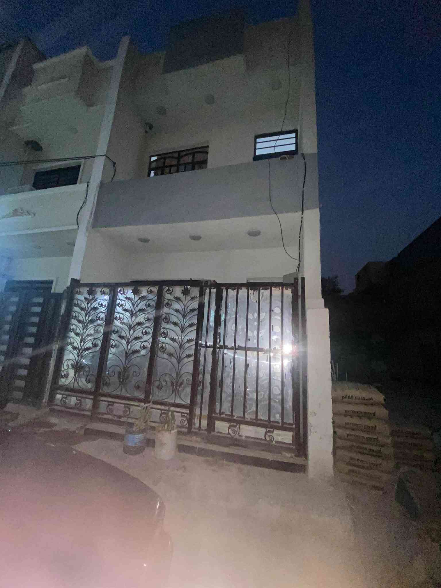 سلام عليكوم بيت في منطقت الدوام المساحه 60متره مع الشارع من غرفتين نوم مع حمام فوك وجوه ومطبخ وستقبال شارع ابو نزأر قريب على حي الأعلام والشباب والري يوجد ماء كهرباء مجاري وتبليط منطقه هادئه السعر 65مليون وبي مجال الرقم لتواصل ***********
