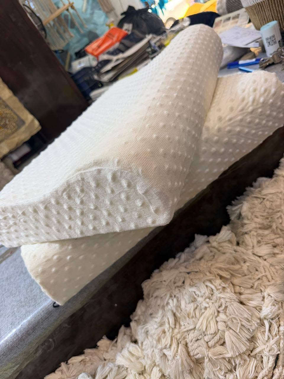 ✨ راحة النوم اللي تستاهلينها ✨
مخدة طبية Memory Foam الأصلية

**ليش تختارين مخدتنا؟**
1.  **دعم طبي 100%**: التصميم المنحني يعدل فقرات الرقبة ويخفف آلام الراس والكتف
2.  **نوم عميق ومريح**: حشوة الميموري فوم تتأقلم مع شكل راسك ورقبتك وترجع مثل ما كانت
3.  **صحية ونظيفة**: الغلاف منقط وناعم وقابل للخلع والغسل. ما يحبس حرارة
4.  **تقلل الشخير**: تعدل وضعية النوم وتخلي التنفس افضل

**التفاصيل:**
- الحالة: جديدة ومغلفة
- اللون: ابيض 
- الحشوة: ميموري فوم اصلي
- الغلاف: قماش منقط ناعم

**السعر: 15,000 دينار فقط**
**توصيل داخل بغداد: 5,000 دينار** 🚚

**عرض خاص**: اخذي 2 ب 28 الف  🎁

الاستلام: معاينة المنتج قبل الدفع
للحجز والاستفسار واتساب: ***********

الكمية محدودة - سارع بالحجز ❤️

